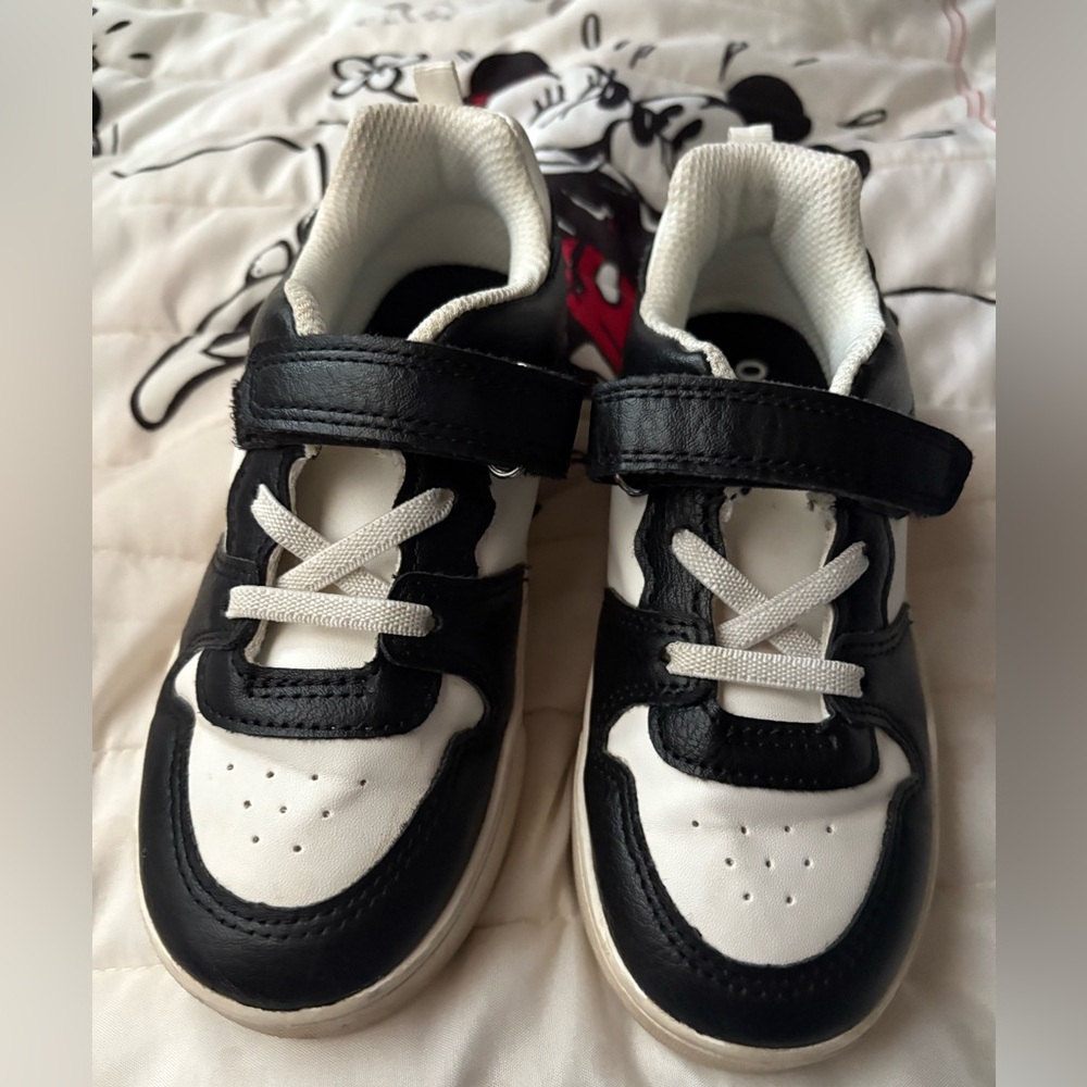 Black/white sneakers